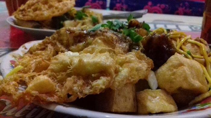 Hidangan tahu kupat di warung Tahu Kupat Sido Mampir di Kota Solo.
