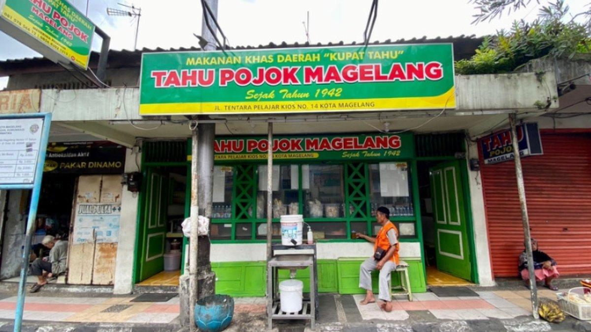 Tahu Pojok merupakan kuliner legendaris di Magelang karena telah buka sejak 1942, Rabu (4/1/2023).