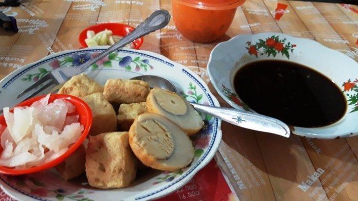 Satu porsi tahu pong telur yang disajikan dengan petis udang di warung Tahu Pong Gajah Mada, Jumat (24/5/2019)