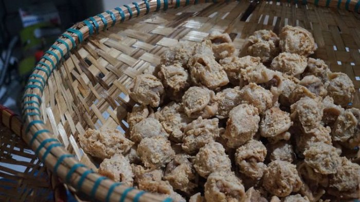 Tahu walik yang masih panas ditiriskan setelah digoreng di warung biru Banyuwangi, Jawa Timur, Kamis (8/2/2018).