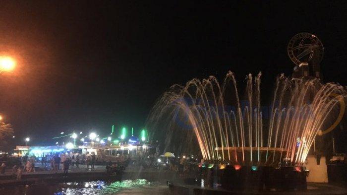 Sejumlah masyarakat menikmati malam di Taman Alun Kapuas, Jalan Rahadi Osman, Pontianak, Kalimantan Barat, beberapa waktu lalu. Taman Alun Kapuas menjadi destinasi wisata utama masyarakat Pontianak.