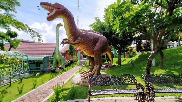 Taman dino di Taman Cerdas Soekarno-Hatta Surakarta, Sabtu (10/7/2021).