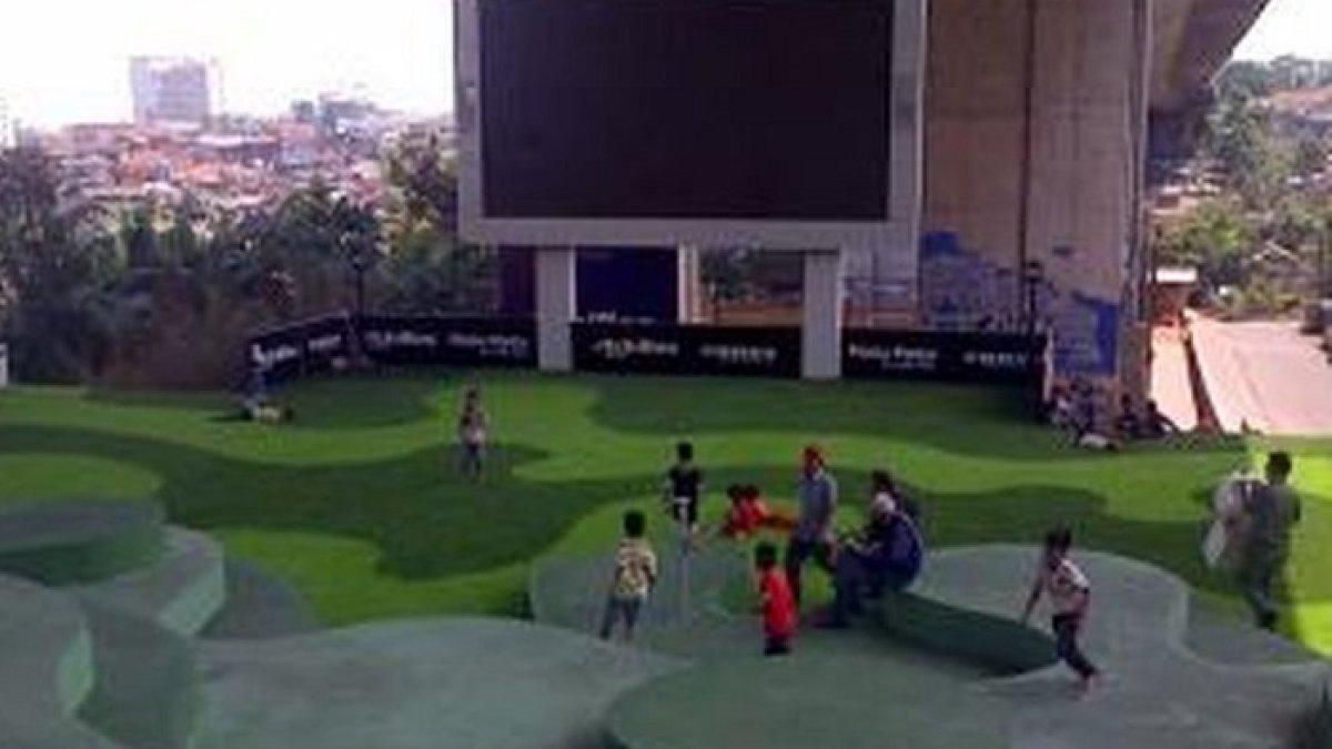 Berada di bawah kolong jalan layang Pasupati, Tamansari, Kecamatan Bandung Wetan, Kota Bandung, Taman Film Bandung menjadi yang pertama di Indonesia.