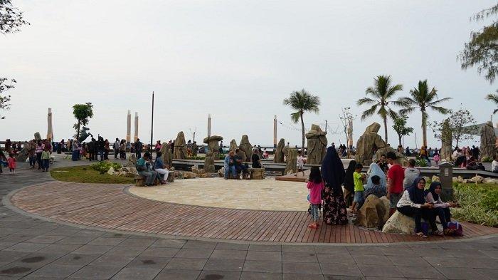 Pengunjung yang berada di Taman Impian Jaya Ancol.