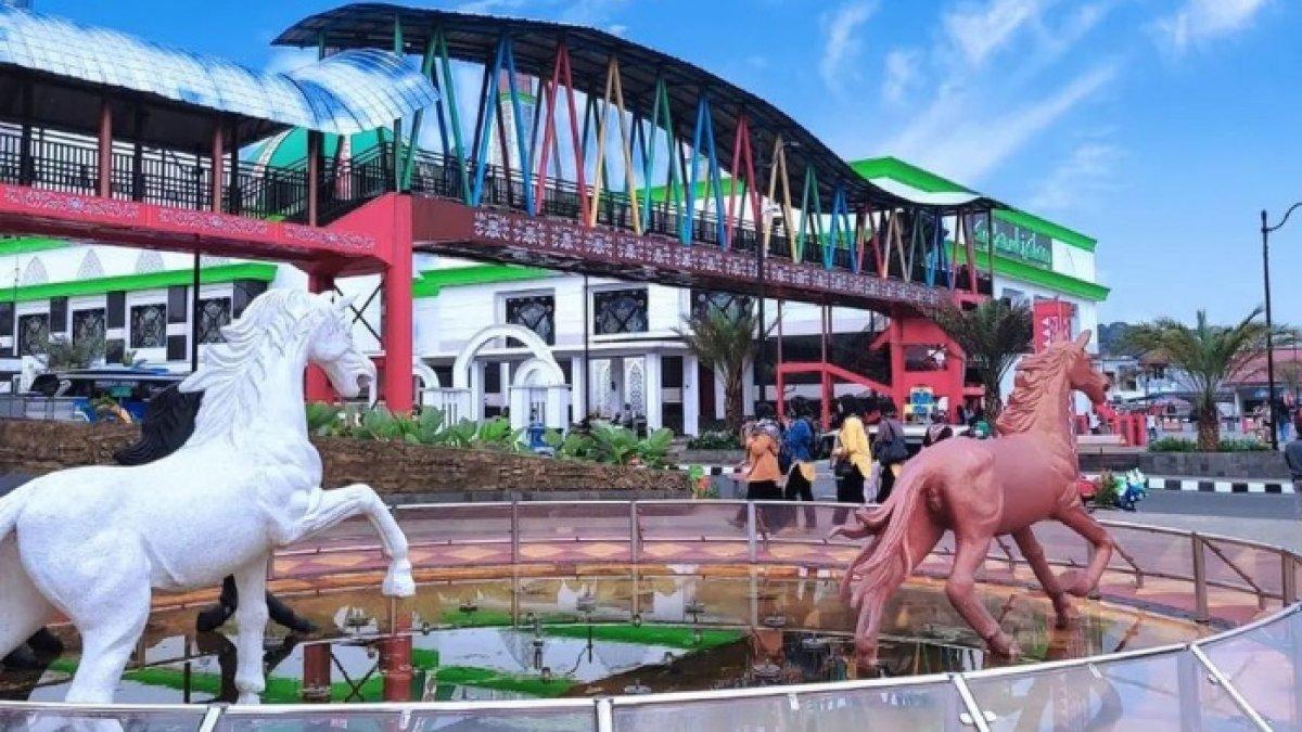 Taman Kota Kuningan di Jawa Barat.
