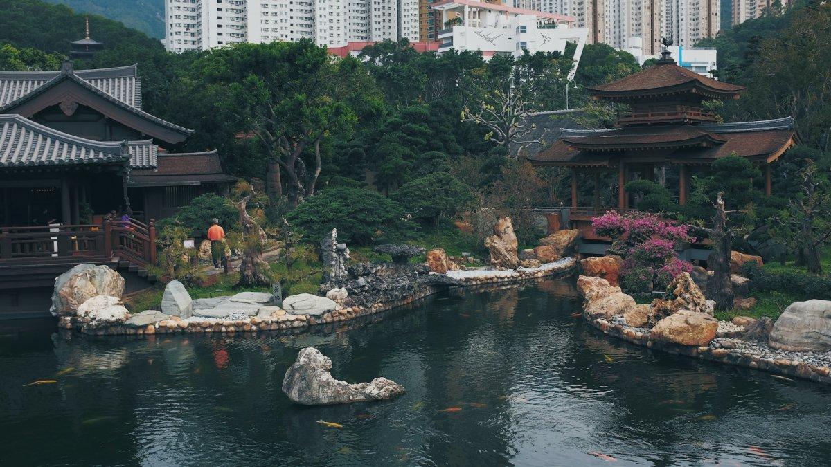 Taman Nan Lian adalah Taman Klasik Tiongkok di Diamond Hill, Hong Kong. Taman ini memiliki luas 3,5 hektar. Didesain dengan gaya Dinasti Tang dengan perbukitan, fitur air, pepohonan, bebatuan, dan struktur kayu. Taman ini merupakan proyek gabungan Biara Chi Lin dan Pemerintah Hong Kong.