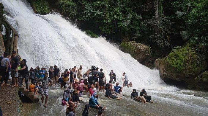 Air terjun di kawasan Taman Nasional Bantimurung, tempat wisata di Maros yang dikenal sebagai kerajaan kupu-kupu.