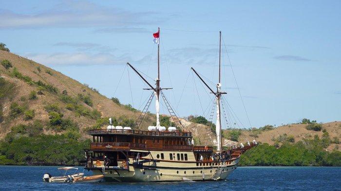 Kapal Phinisi yang berlayar di perairan Taman Nasional Komodo.