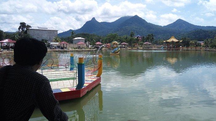 Pemandangan Gunung Poteng di Singkawang, Kalimantan Barat.