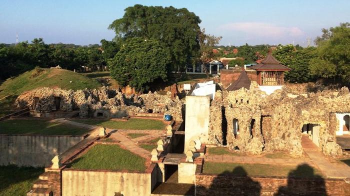 Taman Sari Gua Sunyaragi di Cirebon.