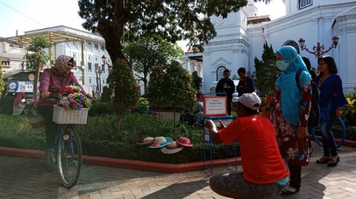 Wisatawan bergaya ala noni Belanda di Taman Srigunting, Semarang, Rabu (28/3/2018).