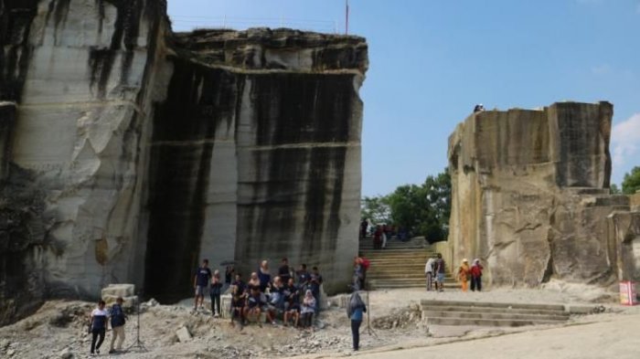 Dicanangkannya Taman Tebing Breksi sebagai cagar budaya tak lepas dari kondisi geologisnya. Batu kapur breksi di tebing ini rupanya merupakan endapan abu vulkanik dari Gunung Api Purba Nglanggeran.