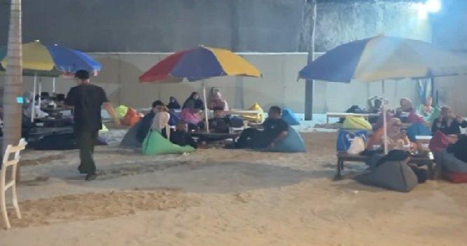 Suasana pengunjung Taman Tirta Dahayu, Jakarta Selatan pada malam hari.