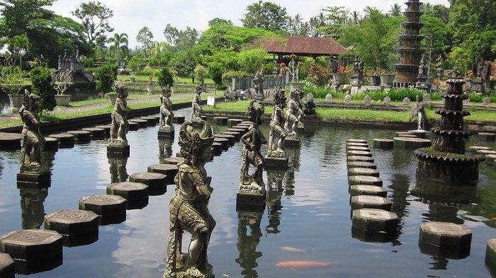 Taman Tirta Gangga, Karangasem, Bali. Bali kembali dinobatkan sebagai salah satu destinasi wisata terbaik di dunia dan kali ini memperoleh predikat 