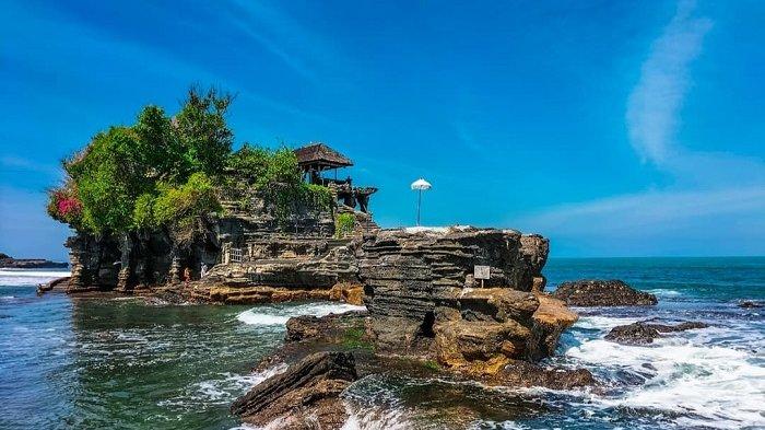 Tanah Lot, tempat wisata populer di Bali.