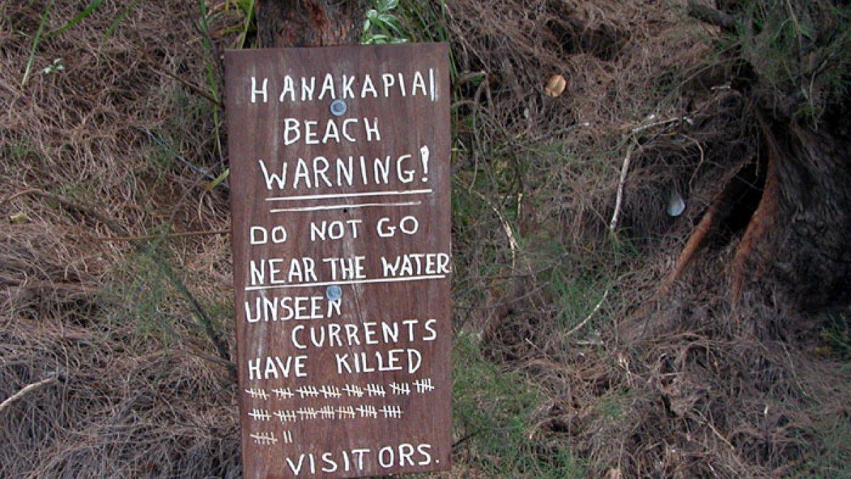 Tanda bahaya Pantai Hanakapiai Hawaii, satu tempat paling berbahaya di dunia.