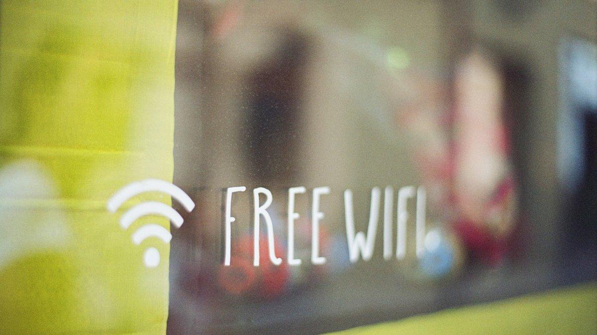 Tanda wifi gratis saat liburan ke luar negeri