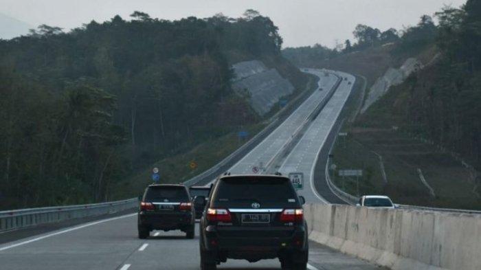PT Trans Marga Jateng resmi memberlakukan penyesuaian tarif tol ruas Semarang - Solo berlaku mulai Senin, 27 November 2023 pukul 00.00 WIB.