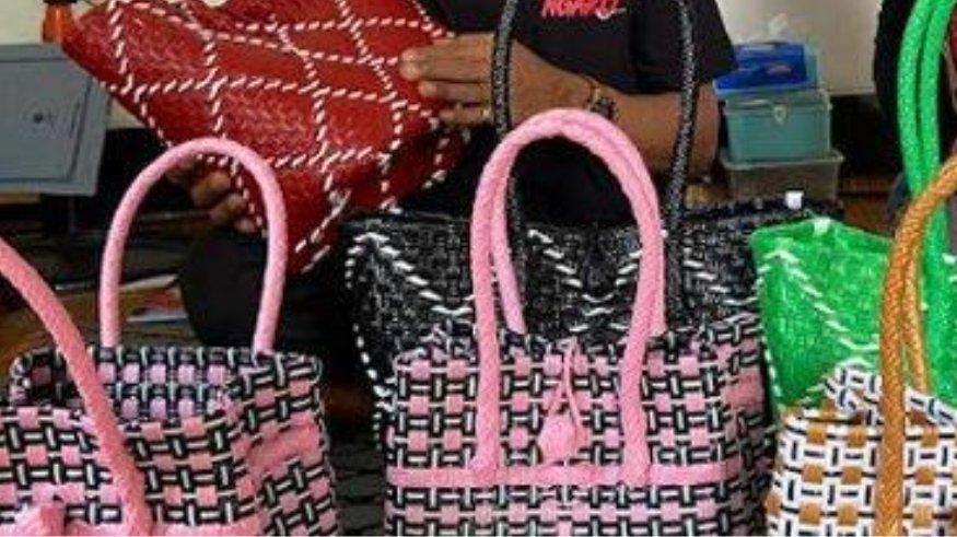 Pasutri Bachron Mustajib dan Umul Hidayah di Ponorogo yang sukses membuat tas jali bermerek TEJE Hidayah.