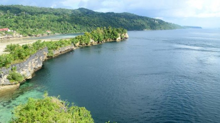 Tebing Puncak Kolagana merupakan salah satu destinasi wisata yang baru bagi Kota Baubau. Dari atas tebing ini terlihat beberapa gugusan pulau dengan indahnya air laut yang biru.
