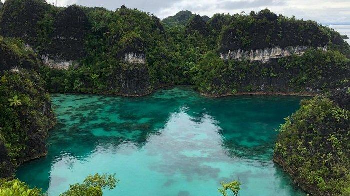 Pemandangan Telaga Bintang Raja Ampat, Papua Barat, Minggu (3/3/2022). Telaga ini membentuk bintang dikelilingi terumbu karang menyerupai pulau-pulau kecil.