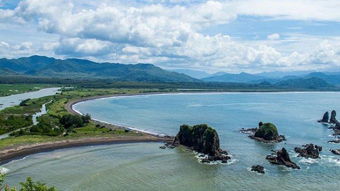 Teluk Love di Jember, Jawa Timur, dengan keunikan bentuk yang menyerupai hati. Teluk Love merupakan tempat wisata di Jember yang dapat dikunjungi setelah nonton Jember Fashion Carnaval 2022.