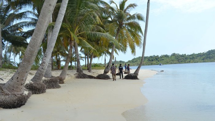 Warga berjalan di pantai Teluk Nibung, Kecamatan Pulau Banyak, Aceh Singkil.