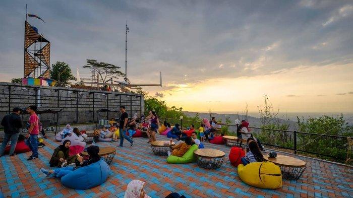 di Heha Sky View,  satu tempat wisata terbaik di Jogja untuk merayakan pesta kembang api.