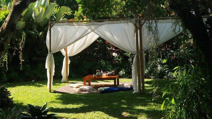 Tempat makan outdoor di Duta Orchid Garden.