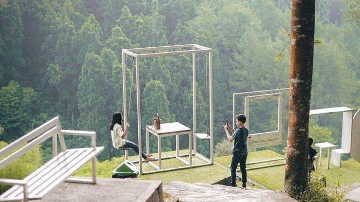 Kembanglangit Park atau Sikembang Park merupakan tempat wisata baru di jalur antara Batang dan Dieng yang menawarkan nuansa alam nan asri di tengah-tengah hutan pinus. Tempat wisata di Batang, Jawa Tengah.