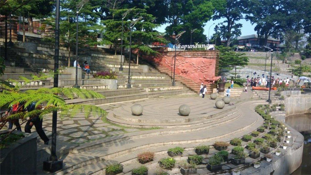 Amphitheater biasanya digunakan untuk atraksi ular dan pencak silat di Teras Cikapundung. Kunjungi tempat wisata di Bandung yang gratis.