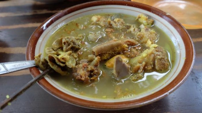 Kuliner di Warung Tengkleng Mbak Diah, Solo.