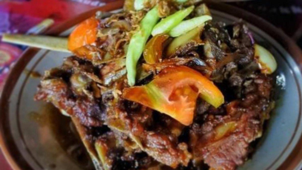 Satu porsi sajian tengkleng di Sate Kambing Mbok Galak, tempat sarapan enak di Solo.