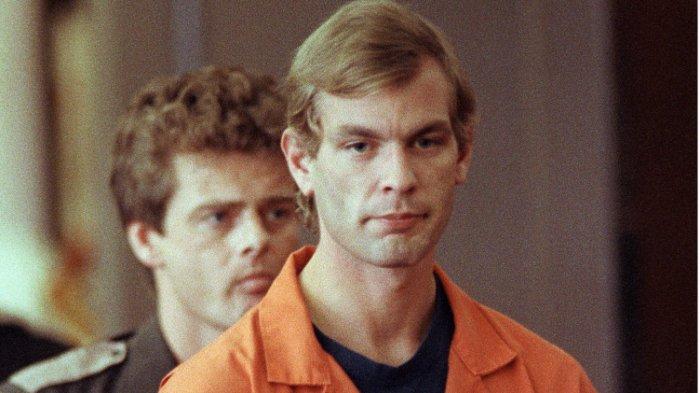 Tersangka pembunuh berantai Jeffrey L. Dahmer memasuki ruang sidang hakim Jeffrey A. Wagner 06 Agustus 1991. Dahmer telah didakwa dengan delapan tuduhan tambahan pembunuhan tingkat pertama, sehingga jumlah pembunuhan yang didakwakan kepadanya menjadi 12. Hakim meningkatkan jumlah pembunuhan Dahmer jaminan sampai lima juta dolar. Dia dijatuhi hukuman lima belas hukuman seumur hidup berturut-turut atau total 957 tahun penjara. Dahmer dibunuh oleh sesama tahanan, Christopher Scarver, 28 November 1994 di Lembaga Pemasyarakatan Columbia, Portage, Wisconsin. (FILM)