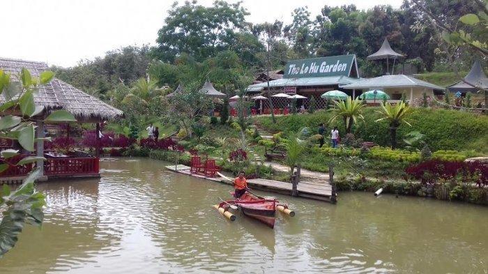 Pengunjung tampak menikmati suasana yang ada di lokasi obyek wisata The Le Hu Garden Sabtu, (4/2/2017).