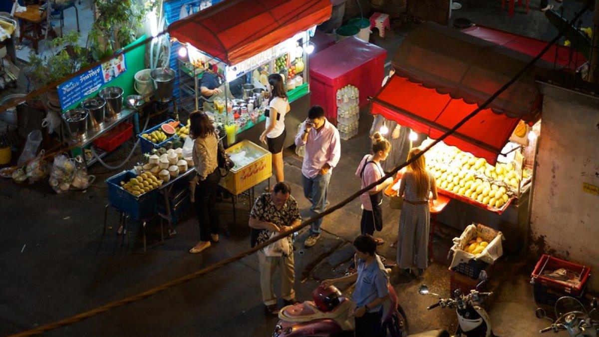 Thonglor, satu tempat wisata di Bangkok Thailand untuk berburu jajanan kaki lima.