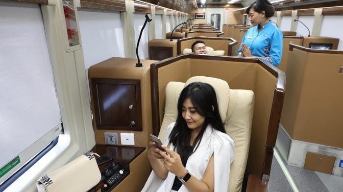 Tiket Kereta Api (KA) Luxury Sleeper bertarif Rp 1,4 juta untuk keberangkatan libur Natal dan Tahun Baru ludes terjual. Tidak ada satu pun seat tersisa untuk keberangkatan H-1 Natal dari Surabaya ke Jakarta.