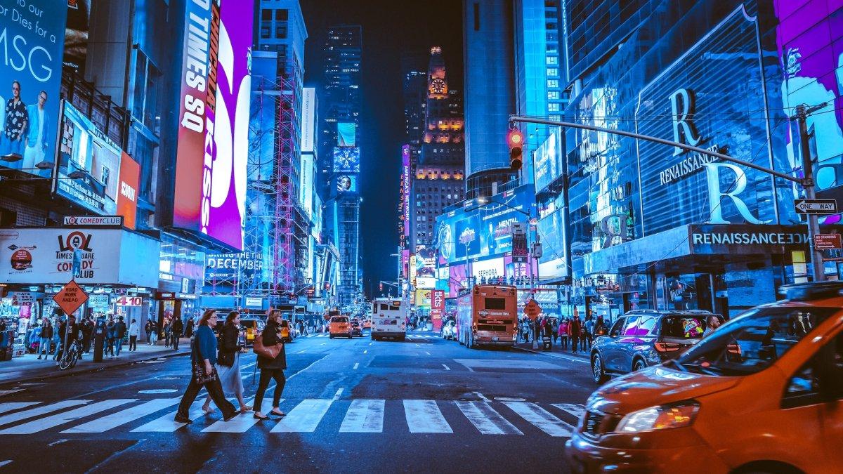 Times Square di New York City pada malam hari.