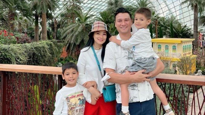 Titi Kamal dan keluarga saat liburan ke Singapura.