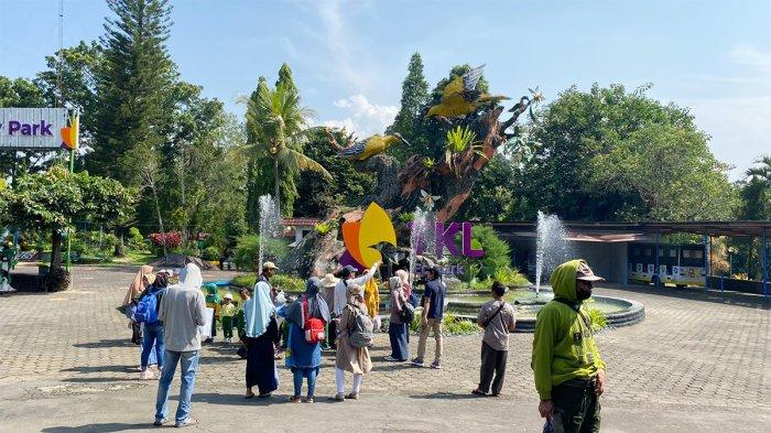 Sejumlah pengunjung berfoto dengan latar tulisan TKL Ecopark di Jalan Cempaka No.6, Kelurahan Kemirirejo, Kecamatan Magelang Tengah, Kota Magelang, Jawa Tengah, Selasa (21/6/2022).