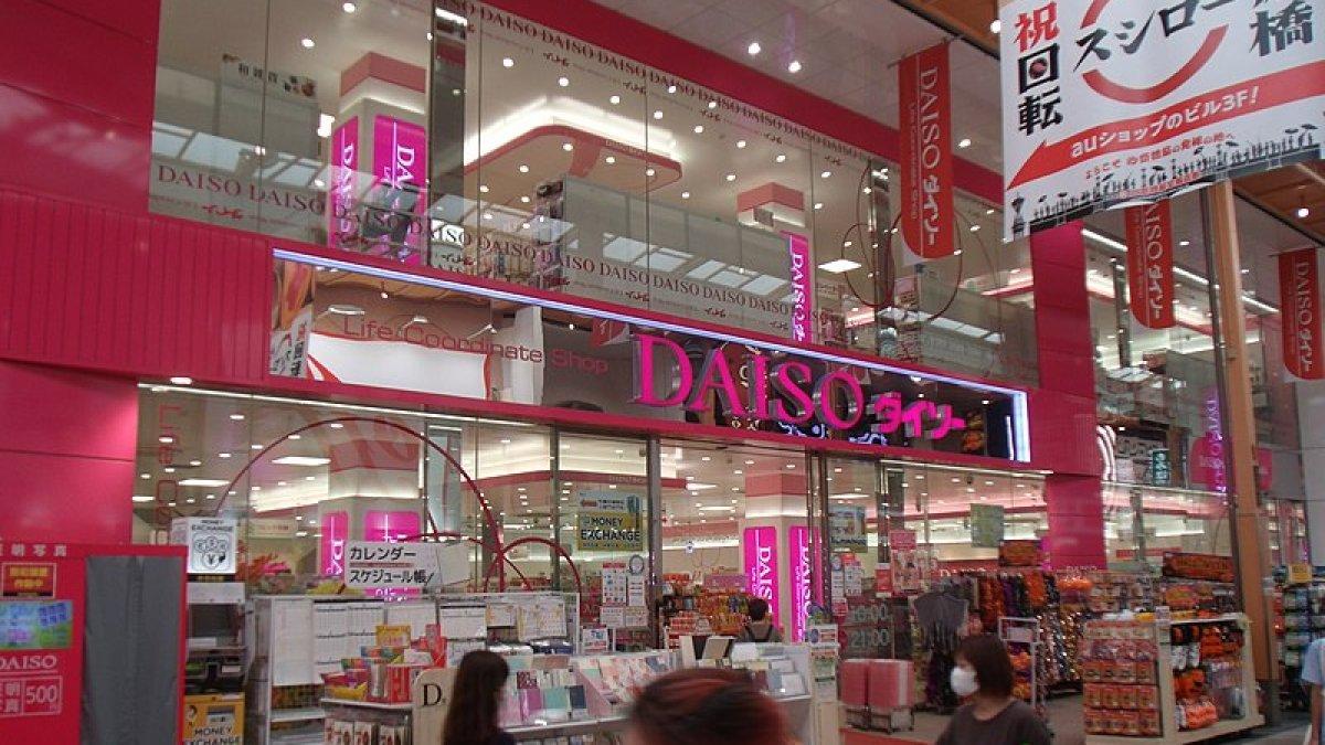Toko Daiso 100 Yen di Shinsaibashi, Jepang