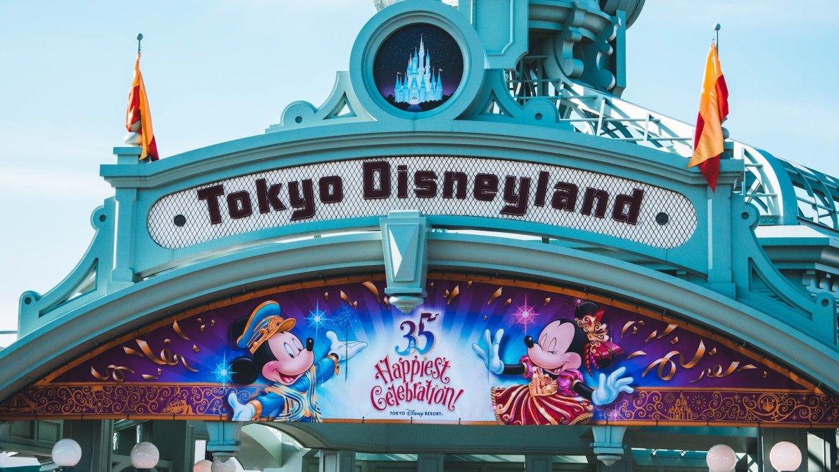 Tokyo Disneyland, satu tempat wisata hits di Jepang.