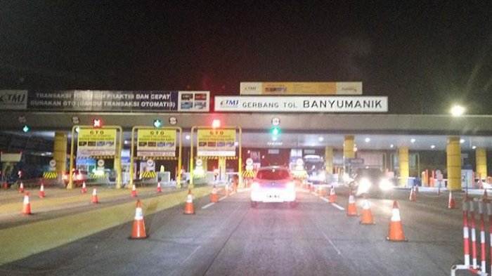 Gerbang tol Banyumanik pada ruas tol Semarang - Bawen