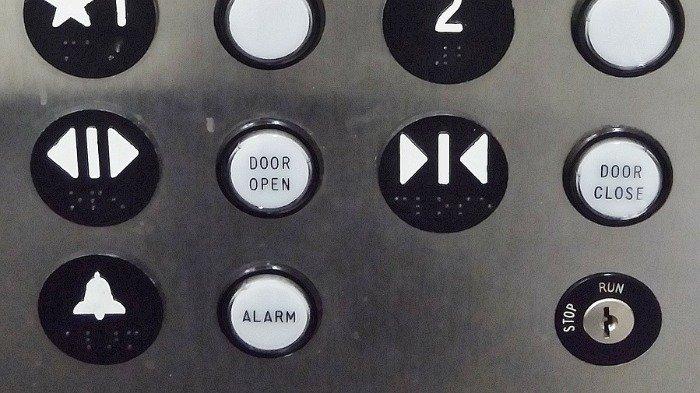 Tombol Tutup Pintu Lift