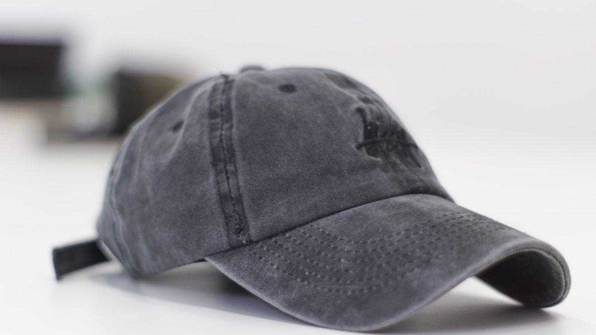 Topi, satu barang yang tidak boleh kamu berikan sebagai hadiah Imlek.