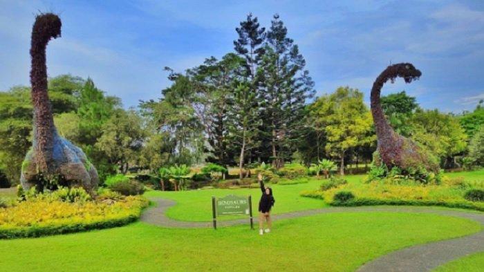 Topiary Dinosaurus  di Taman Bunga Nusantara