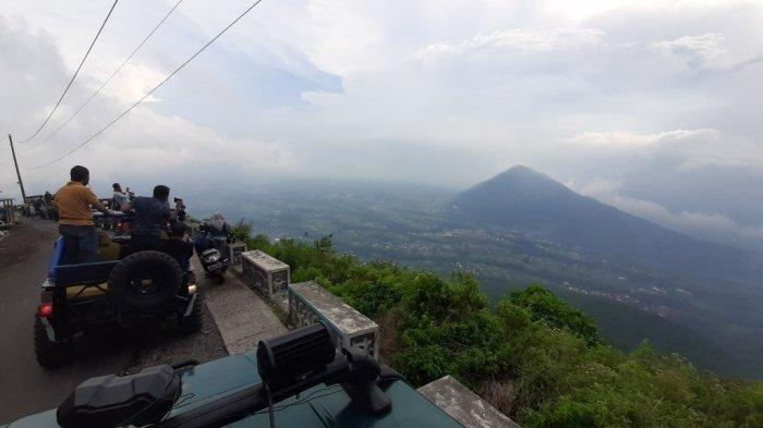 Pelancong menikmati tour jeep di Gunung Telomoyo, Kabupaten Magelang, Jawa Tengah.