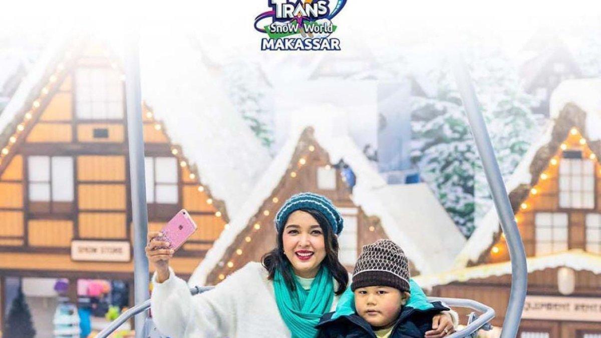 Pengunjung yang tengah menikmati wahana di Trans Snow World Makassar.