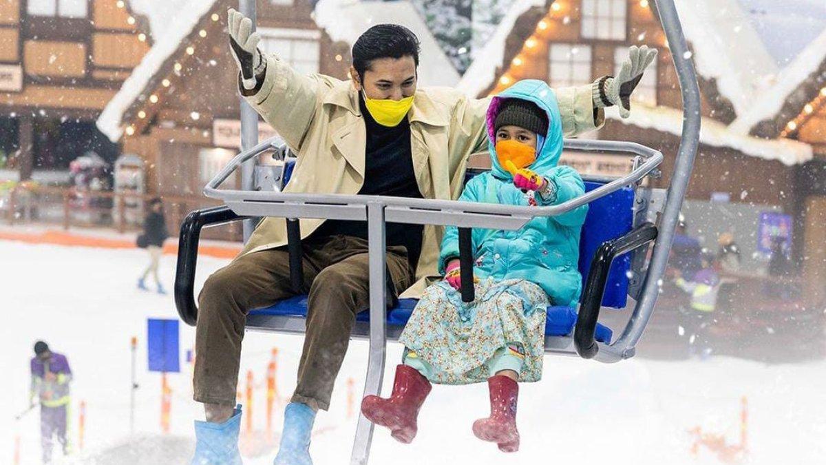 Pengunjung yang tengah menikmati wahana di Trans Snow World Makassar.