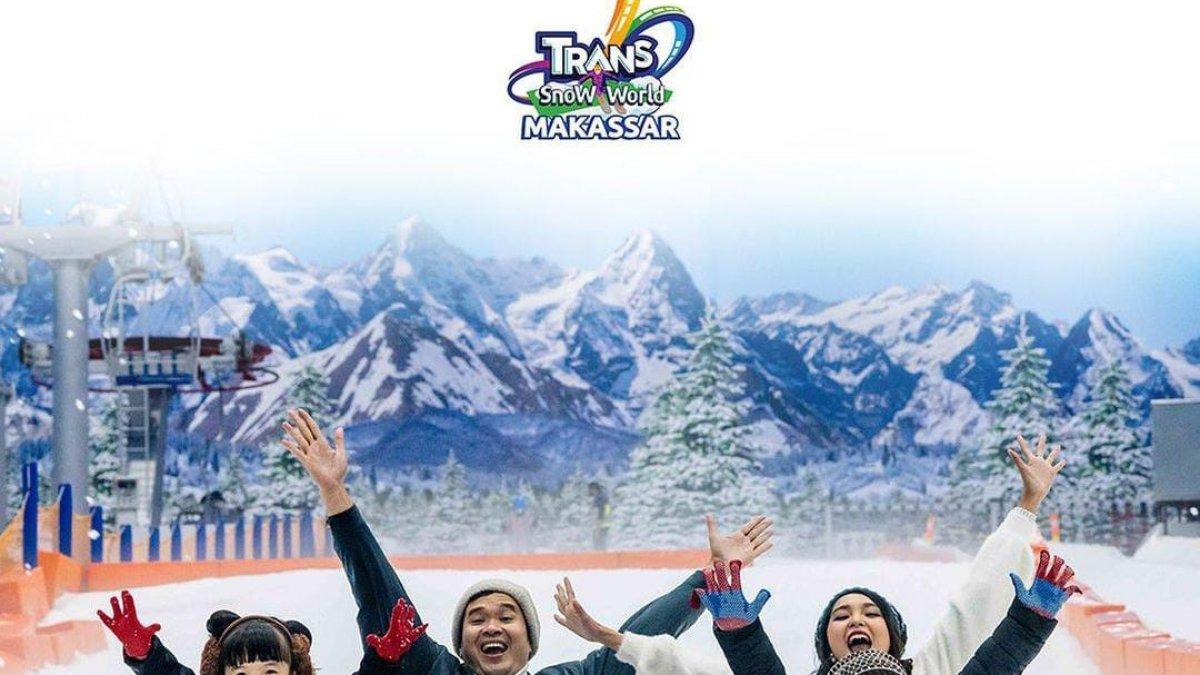 Pengunjung yang tengah menikmati wahana di Trans Snow World Makassar.